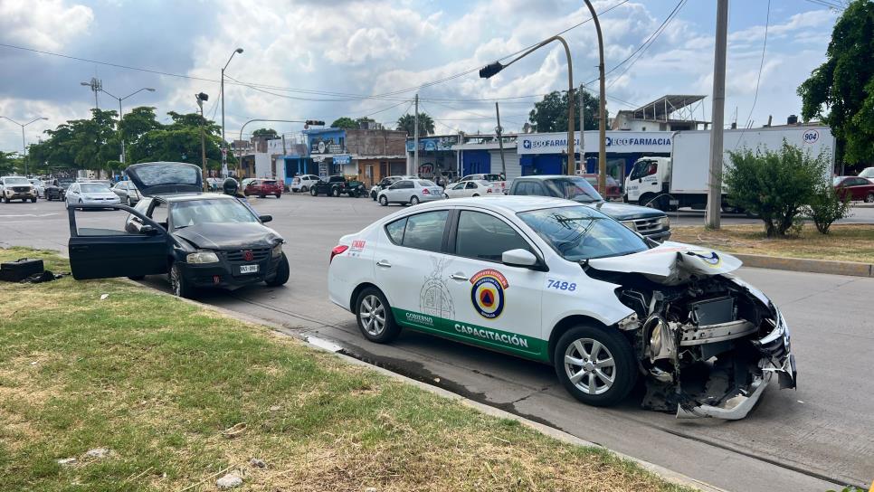 Choca auto de Protección Civil Estatal en Mazatlán 