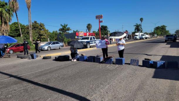 Por segundo día consecutivo, padres bloquean carreteras en exigencia de una techumbre en Taxtes 
