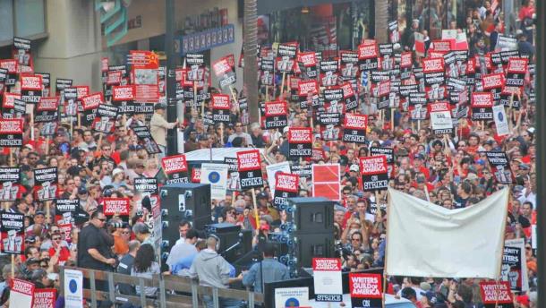 Guionistas de Hollywood anuncian fin a huelga tras 148 días de paro