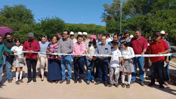 Alcalde de Culiacán inaugura salón de clases, puente y vado en El Limón de Tealleche