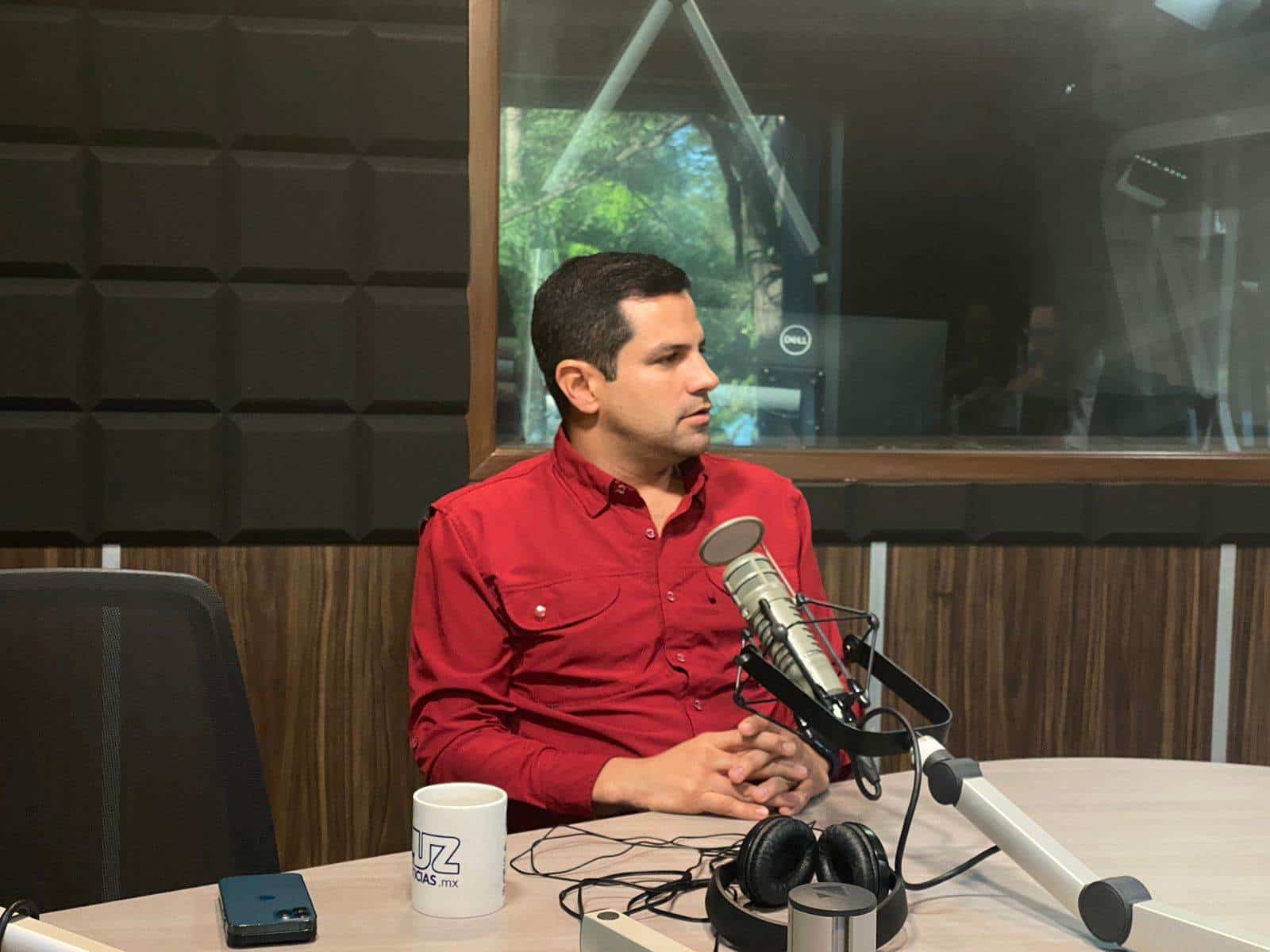 Carlos Escobar en el estudio de Luz Noticias. FOTO: Luz Noticias