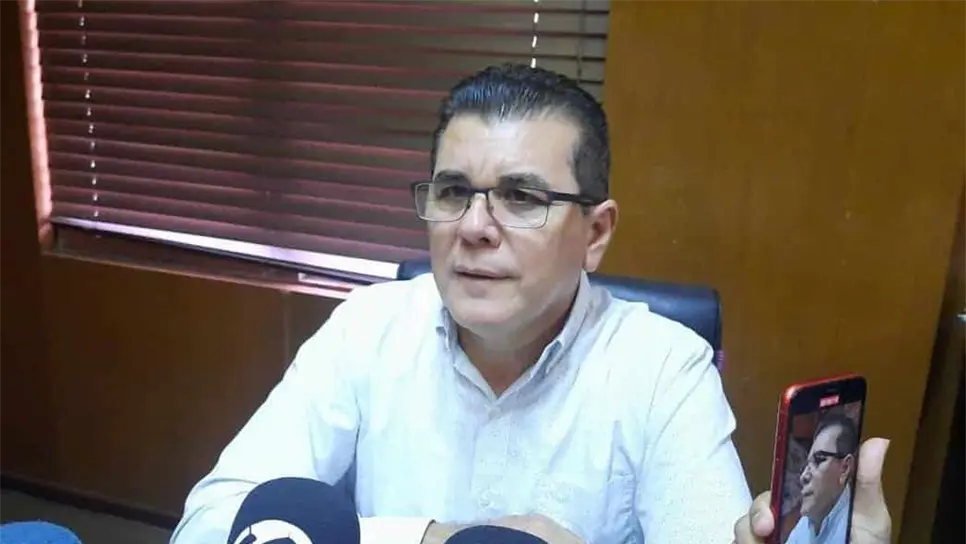Edgar González atendiendo a los medios de comunicación. FOTO: Luz Noticias