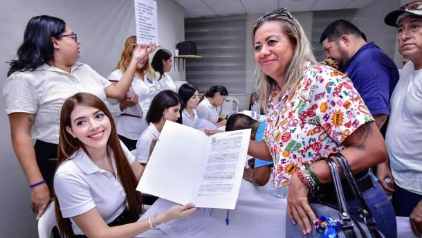 120 familias reciben certeza jurídica; Gobierno de Mazatlán les entrega las escrituras de sus viviendas