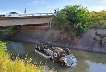 Conductor muere prensado tras caer a un canal en Guamúchil