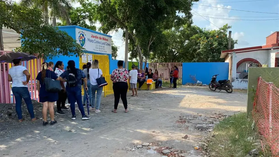 Los padres de familia se apersonaron en el plantel. FOTO: Tahiry Zambrano.