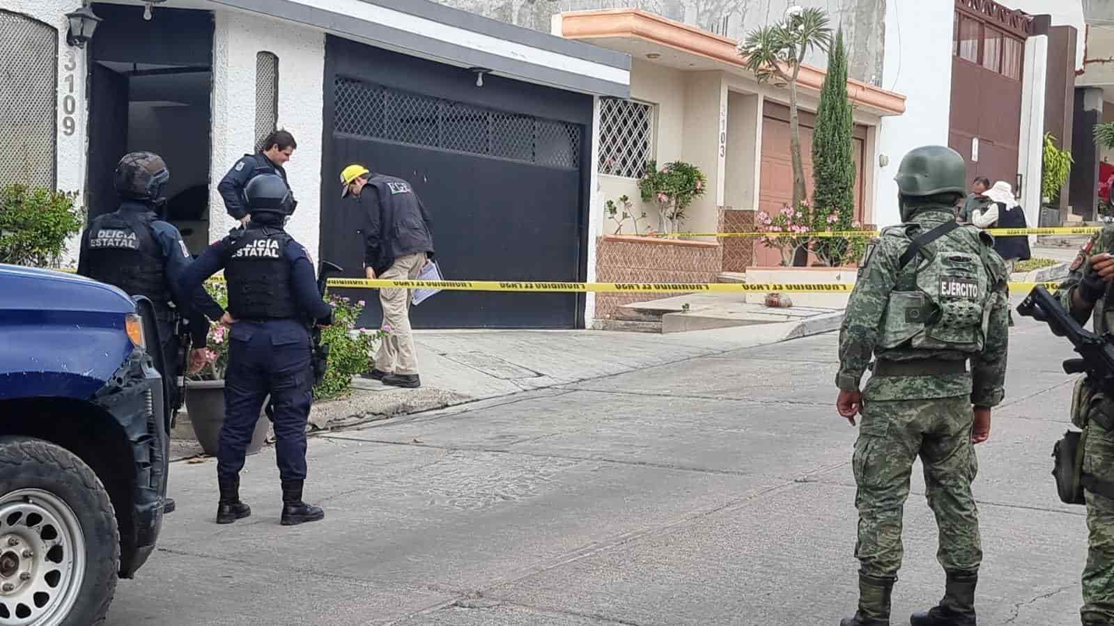 Los peritajes a las afueras de la vivienda.