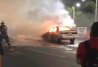 Fuego consume un vehículo sobre el puente Juárez de Culiacán 