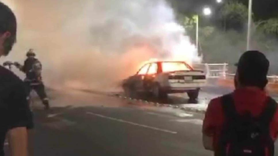 Fuego consume un vehículo sobre el puente Juárez de Culiacán 