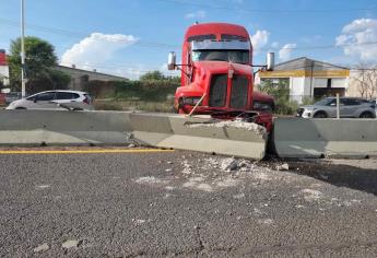 Tráiler se impacta contra muro de contención en La Costerita, en Culiacán