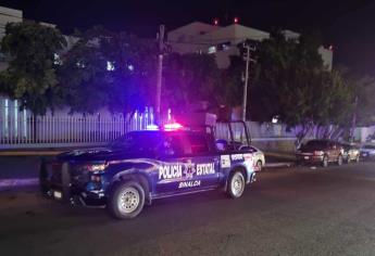 Forcejea con un policía estatal, se dispara y muere en el Hospital General