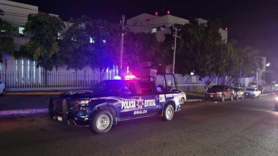 Forcejea con un policía estatal, se dispara y muere en el Hospital General