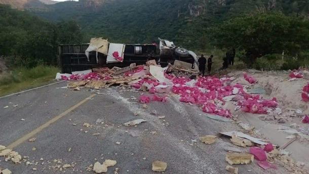 Vuelca torton cargado de despensas del DIF Nayarit; el chofer es de Sinaloa