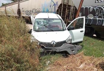 Una camioneta es embestida por el tren en la sindicatura de Quilá