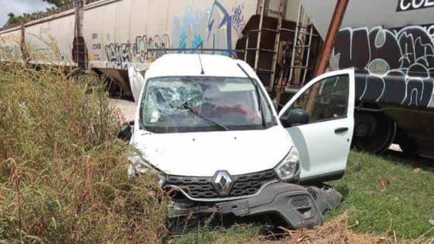 Una camioneta es embestida por el tren en la sindicatura de Quilá