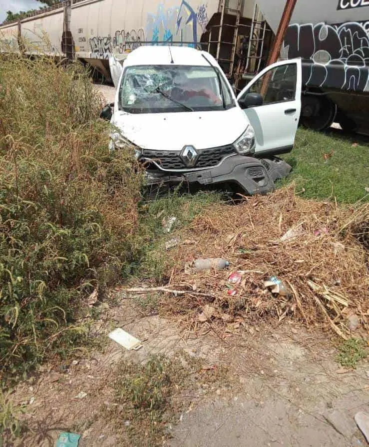 Una camioneta es embestida por el tren en la sindicatura de Quilá. | FOTO: Luz Noticias.