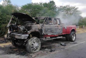 Se incendia camioneta sobre la carretera Benito Juárez, en Mocorito