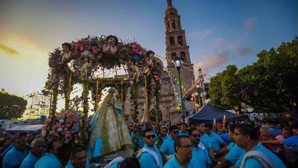 El Gobernador Rubén Rocha Moya asiste a la procesión a la Vírgen de El Rosario