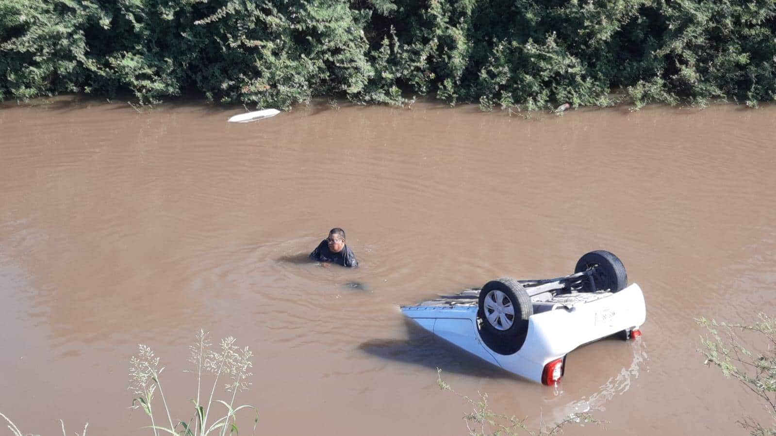 La unidad quedó con las llantas hacia arriba al interior del canal. FOTO: Luis Ramírez.
