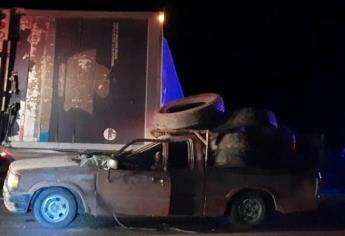 Camioneta se impacta contra la caja de un tráiler sobre la México 15, en Culiacán