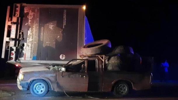 Camioneta se impacta contra la caja de un tráiler sobre la México 15, en Culiacán