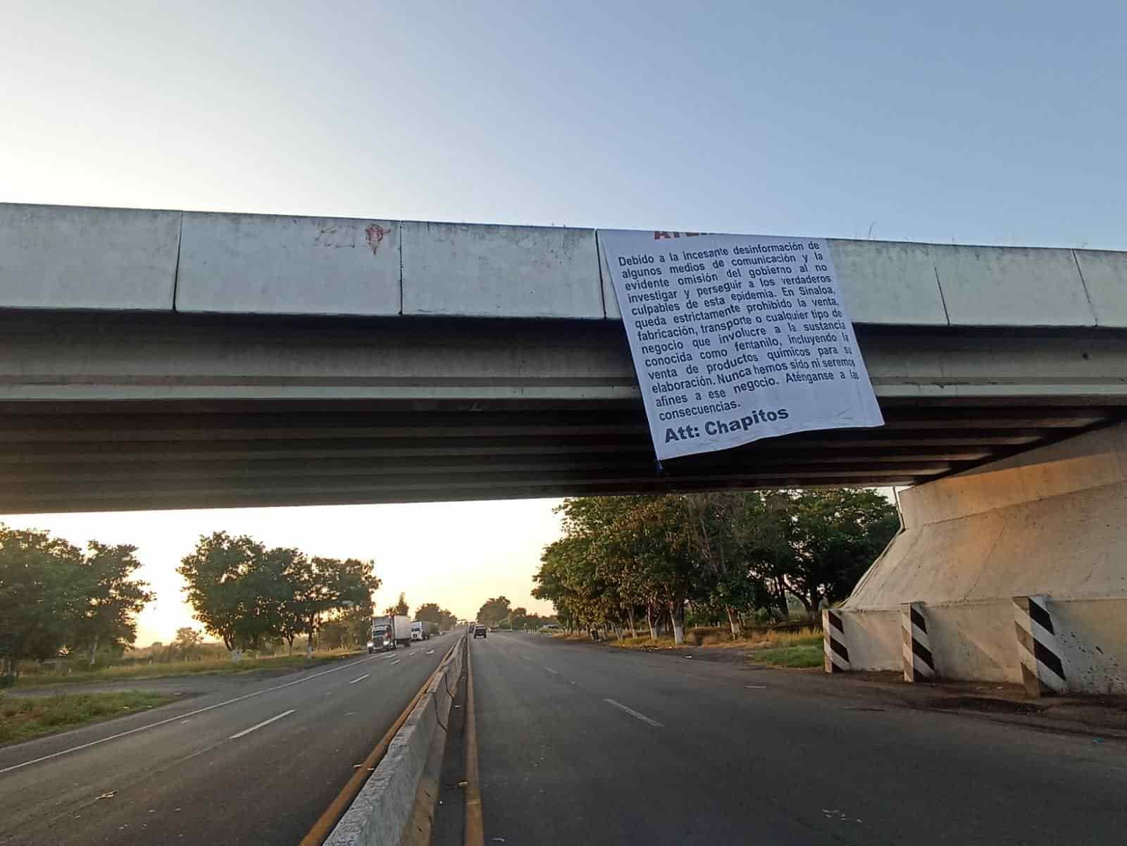 Una de las narcomantas en un puente de la autopista Benito Juárez.