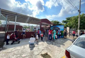 Padres de familia bloquean entrada al kínder Gandhi en Mazatlán