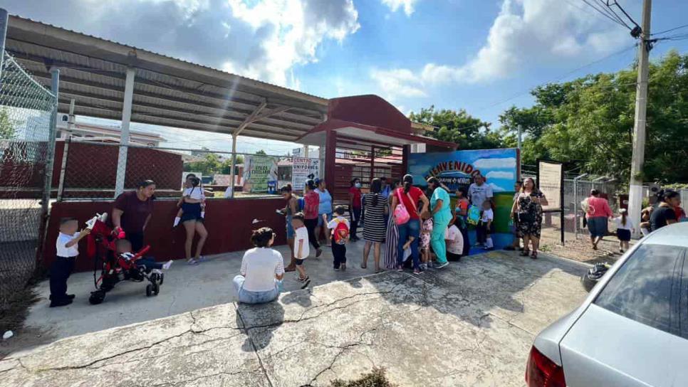 Padres de familia bloquean entrada al kínder Gandhi en Mazatlán