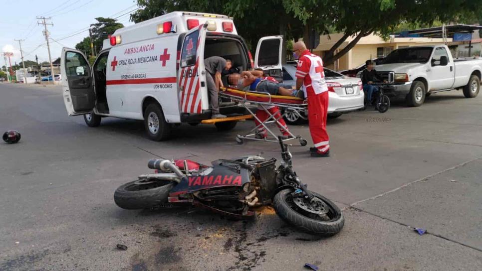 Motociclista choca contra un vehículo en Los Mochis y termina con lesiones graves