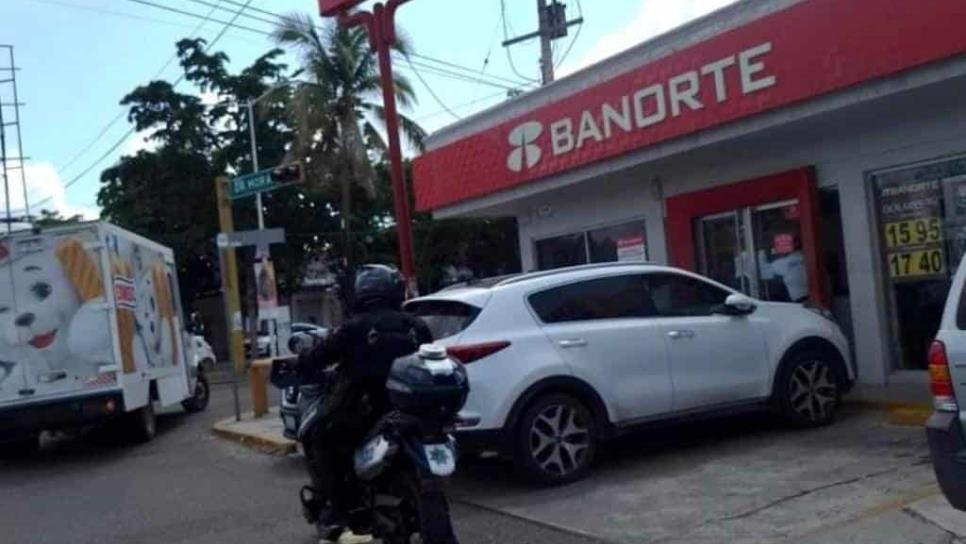 Motociclistas despojan de 50 mil pesos a cuentahabiente en Culiacán