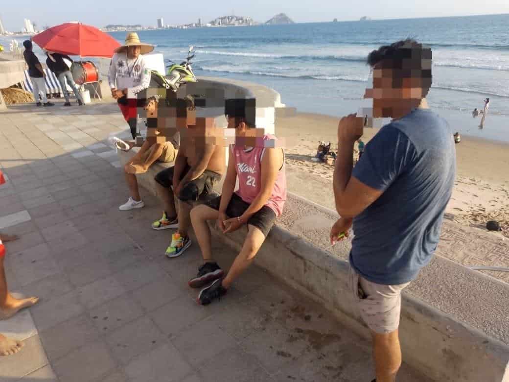 Rescatan a tres sujetos de ahogarse en playas de Mazatlán; uno fue llevado al hospital. | FOTO: Cortesía.