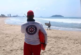 Policía Acuática rescata a pareja que era arrastrada por el mar en Mazatlán