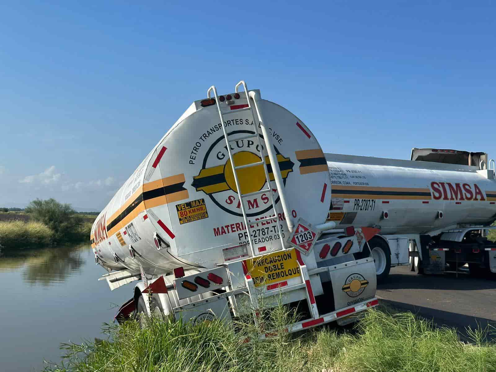 Uno de los tanques estuvo a punto de caer al canal. FOTO: Ernesto Torres