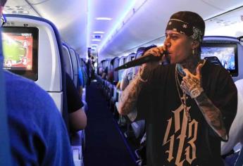 Santa Fe Klan arma concierto en pleno vuelo | VIDEO