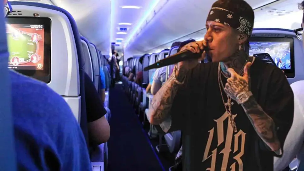 FOTO: Santa Fe Klan canta en avión comercial.