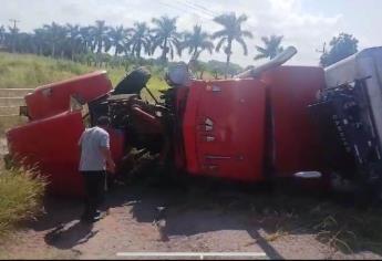 Vuelca tortón cargado con hielo en el municipio de Elota