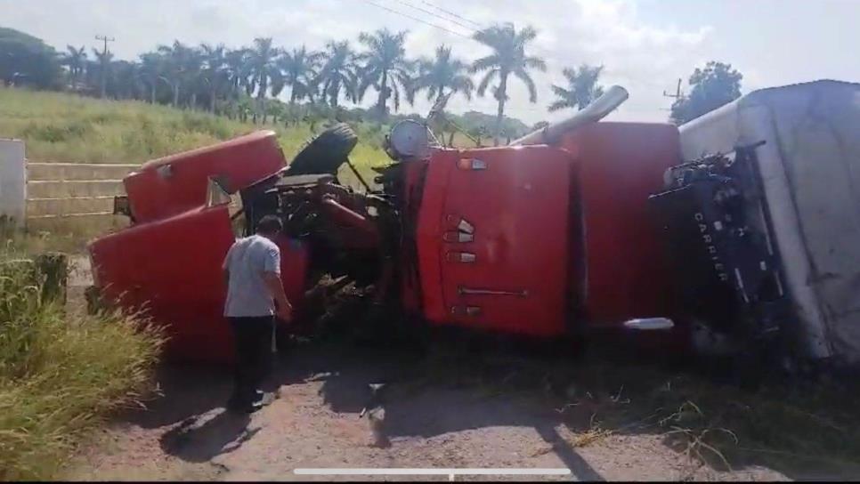 Vuelca tortón cargado con hielo en el municipio de Elota