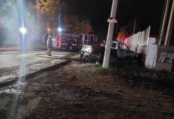 Se quema camioneta estacionada en Valles del Ejido de Mazatlán