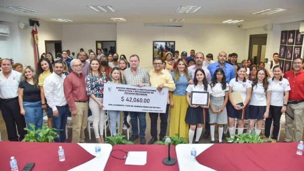 Ayuntamiento de Ahome otorga más de $40 mil a cuatro planteles educativos
