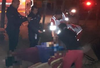 Joven da a luz a su bebé en un catre en el patio de su casa