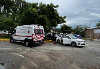 Mujer resulta herida por bolsa de aire de su unidad tras chocar en Mazatlán