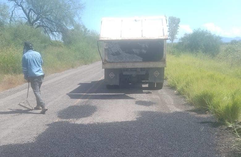 Ayuntamiento de El Fuerte rehabilita carretera de Tetaroba