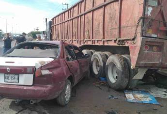 Sedán se impacta contra caja de un tráiler en Mazatlán