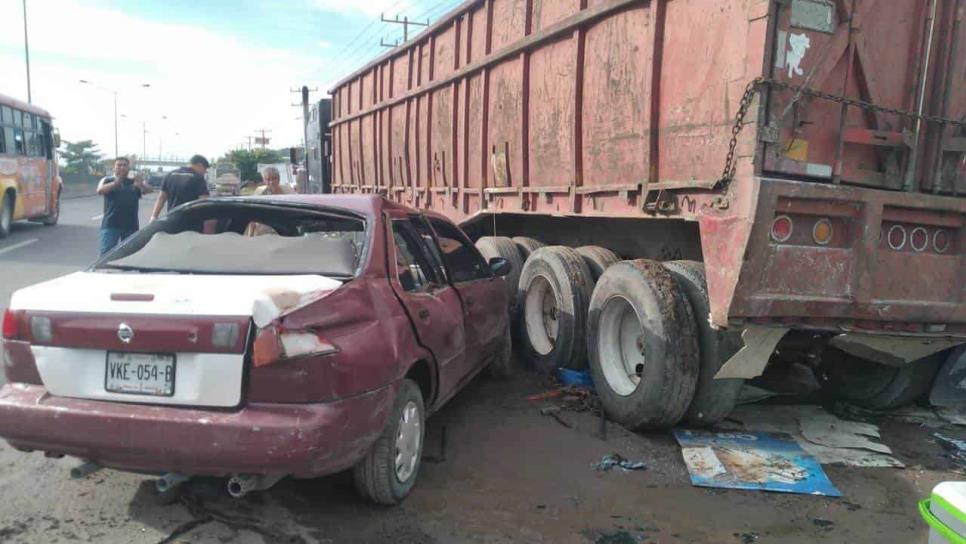 Sedán se impacta contra caja de un tráiler en Mazatlán