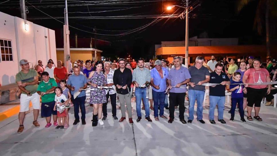 Vecinos de la colonia Francisco Villa, en Mazatlán, estrenan calle pavimentada y luminarias