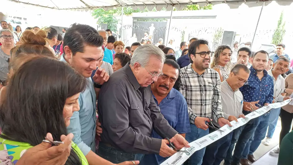 Rubén Rocha Moya inaugurando las calles renovadas. FOTO: Luz Noticias