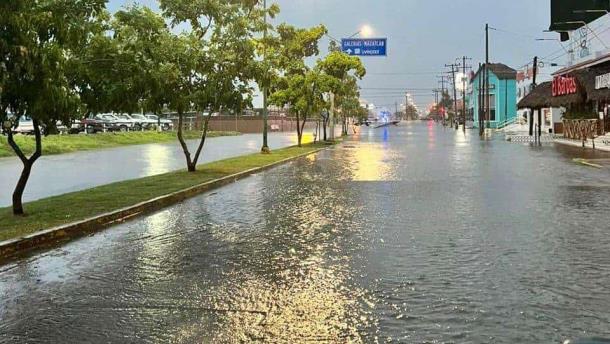 Lluvias en Mazatlán obligan al cierre de 5 avenidas en zonas inundables
