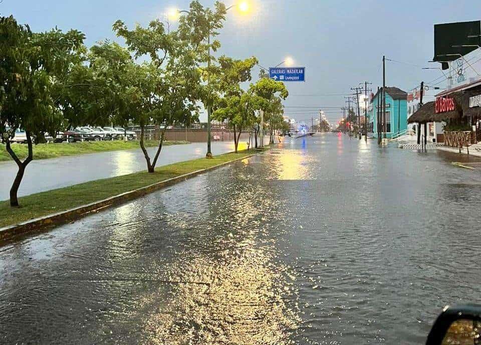 Lluvias en Mazatlán obligan al cierre de 5 avenidas en zonas inundables