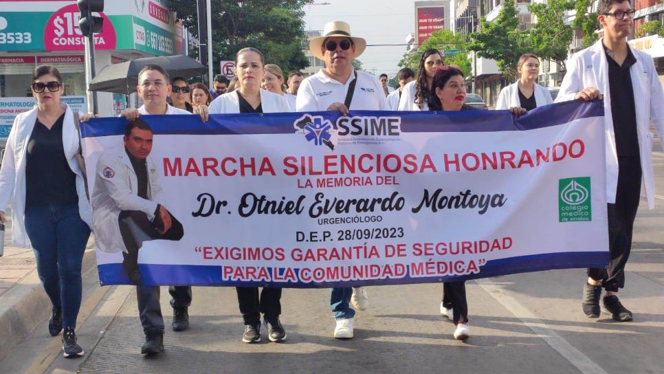 Marchan para exigir justicia por el doctor Otniel Montoya, asesinado en la Clínica Culiacán 