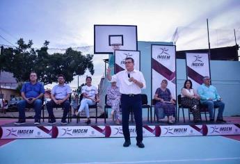 Édgar González entrega rehabilitación de cancha de basquetbol de El Venadillo, Mazatlán.