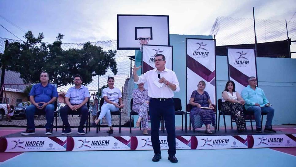 Édgar González entrega rehabilitación de cancha de basquetbol de El Venadillo, Mazatlán. Édgar González entrega rehabilitación de cancha de basquetbol de El Venadillo, Mazatlán.